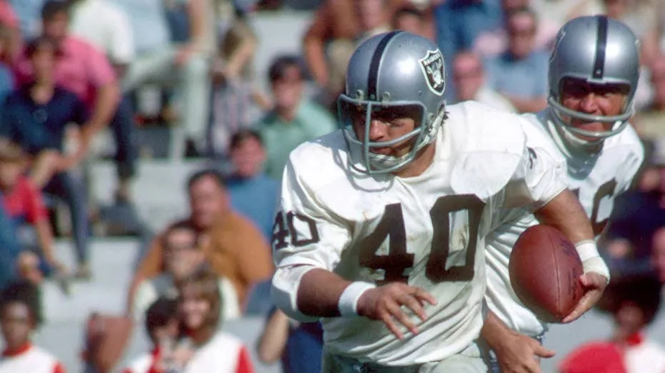 Former Raiders Super Bowl Champion Pete Banaszak Dies at 82; Key Figure in 'Holy Roller' Play